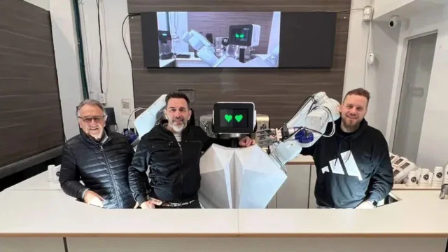 VIDEO | Argentino lanza robot barista que prepara café, habla con los clientes y ya es furor en el Abasto