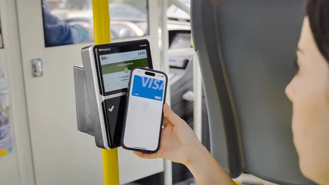 mujer pagando con NFC el colectivo
