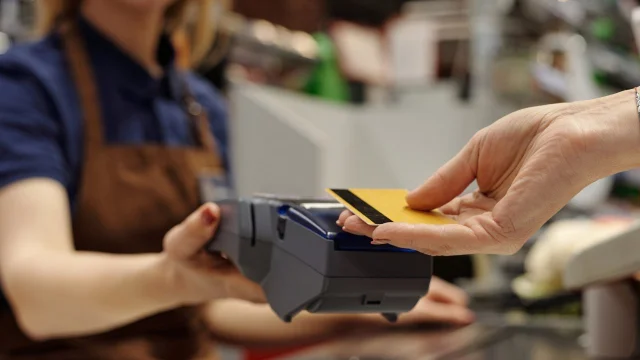 Ante la mora récord, las familias usan menos la tarjeta de crédito y cae el consumo financiado