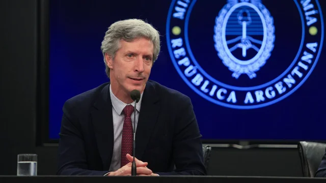Santiago Bausili, titular del Banco Central, responde en rueda de prensa