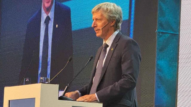 El presidente del Banco Central, Santiago Bausili, parado sobre un atril durante un evento de prensa