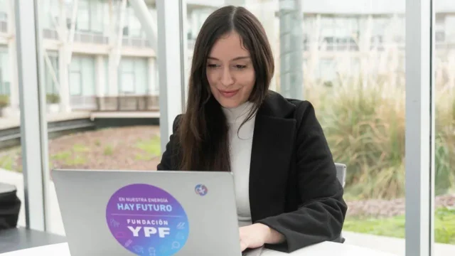 Jóven estudiando uno de los cursos gratis de YPF en tecnología