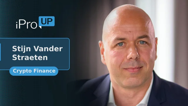 Placa con el nombre, cargo y foto de Stijn Vander Straeten, ceo de Crypto Finance
