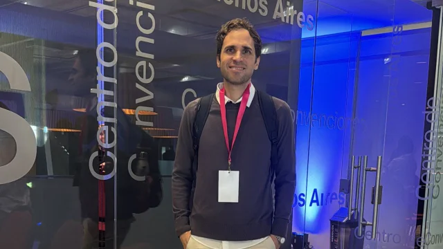 Alex Nemirovsky, fundador de Pistacho App, mirando a cámara