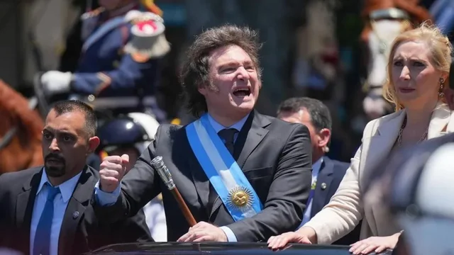 ¿Cuáles son y cuánto cuestan los autos que usó Milei en la asunción presidencial?