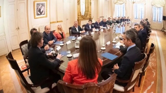 Gobernadores piden coparticipar el impuesto que Milei prometió eliminar