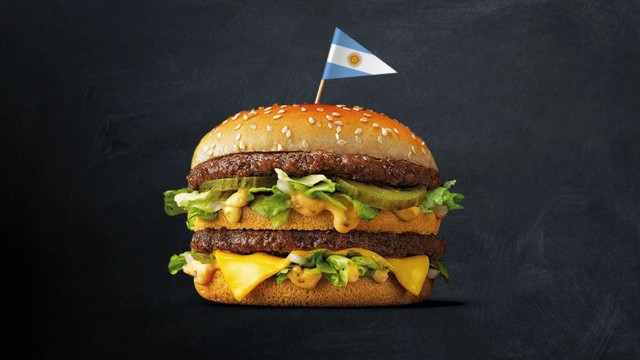 Índice Big Mac revela lo barato que está el dólar en Argentina y el lugar que ocupa el peso en un ranking global