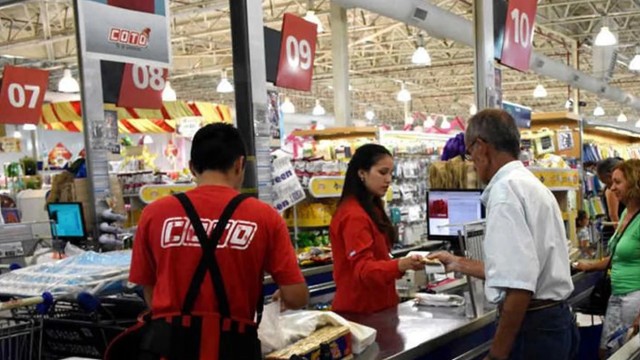 El jugoso sueldo que cobra un cajero de supermercado Coto en marzo, con el último aumento