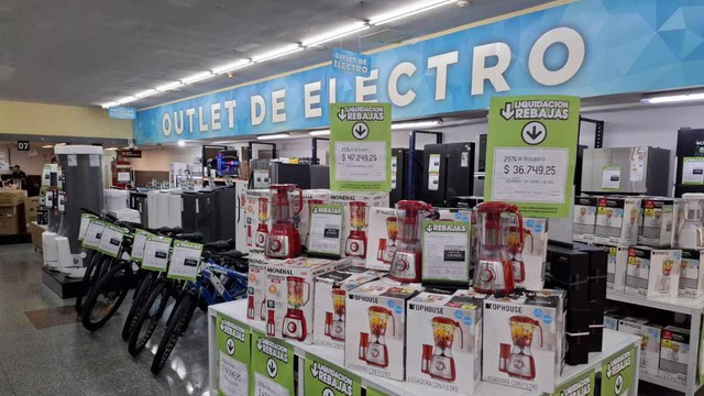 Outlet de Coto vende parlantes con 40% de descuento y auriculares a $10.000