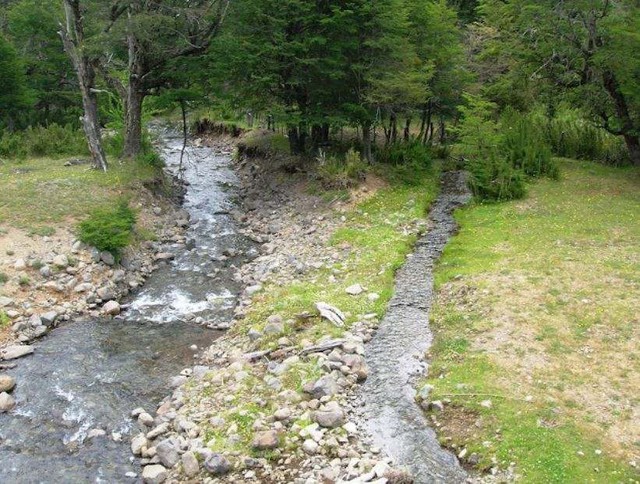 El increíble arroyo argentino que une el océano Atlántico con el Pacífico