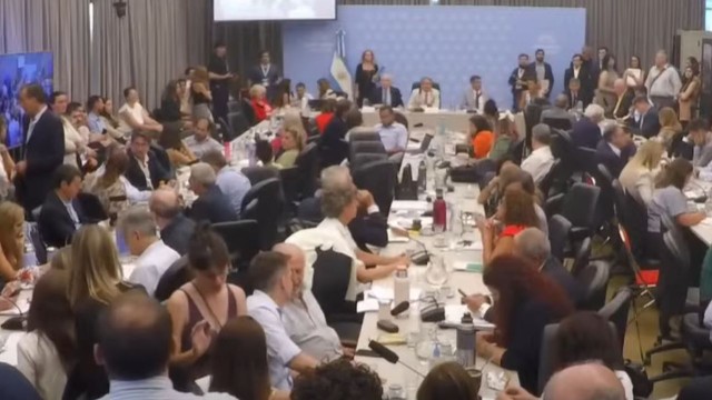 La suspensión de las PASO tuvo dictamen pero Javier Milei apuesta dividir al peronismo para la media sanción