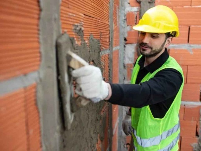 Esto es lo que cuesta un albañil por día en 2025 y los consejos esenciales para contratar un profesional confiable