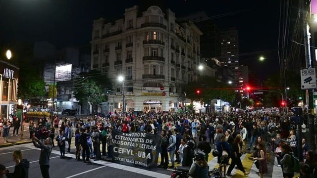 Tras el cacerolazo, cientos de personas marcharon a Plaza de Mayo en repudio por los incidentes en el Congreso