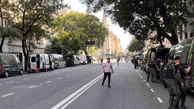 Milei monitorea el megaoperativo desde Casa Rosada: calles valladas y más 1.500 efectivos desplegados