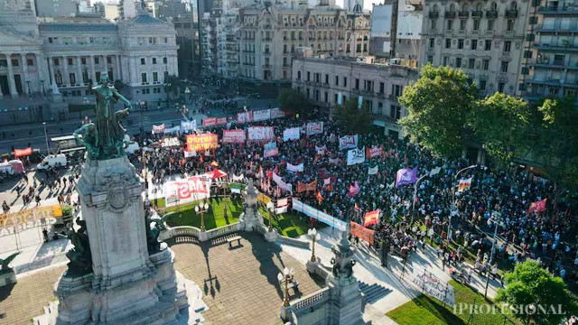 Con el Congreso blindado y un megaoperativo policial, una multitud marchó junto a los jubilados