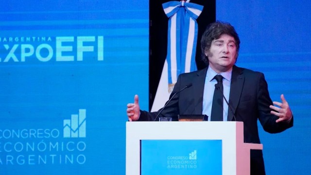 Javier Milei prometió que "la inflación se termina a mitad de 2026" y prepara el terreno económico para las elecciones