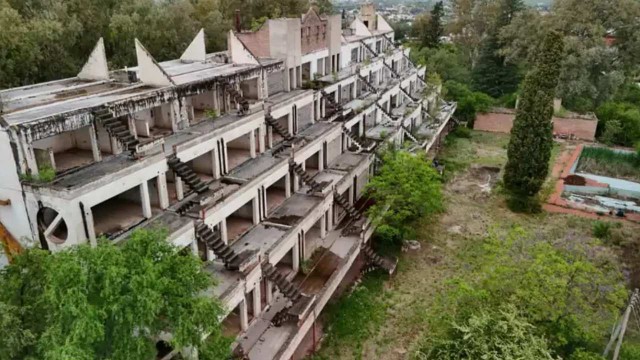 Así es el imponente hotel fantasma que subastan en medio de un paisaje turístico argentino