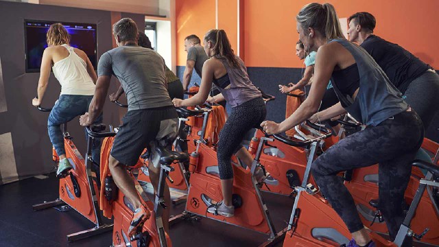 Emprendedores transforman tu esfuerzo físico al pedalear en energía gratis para los gimnasios