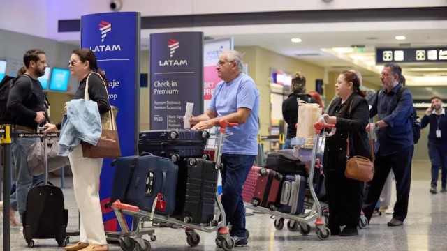 Controladores aéreos anuncian paros que afectarán vuelos en Argentina durante las fiestas