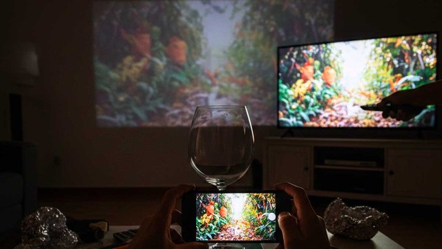 Cómo proyectar tu celular en la pared: trucos caseros que no sirven y aplicaciones que sí funcionan