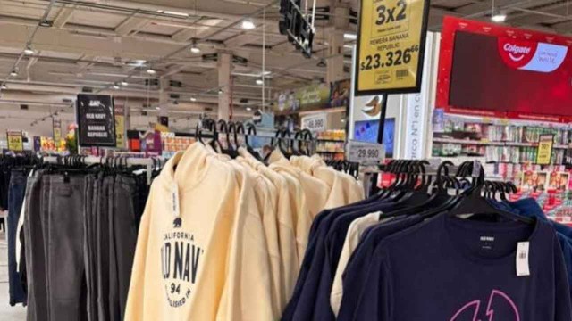 Prendas de GAP, Old Navy y Banana Republic expuestas en góndolas de Carrefour Argentina