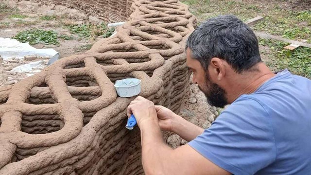 Es cordobés y creó la primera impresora 3D de casas de barro del mundo: así funciona “Barrobot”