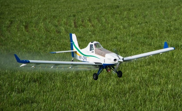 Un avión brasileño que no usa nafta llega al país y empezará a volar con biocombustible argentino