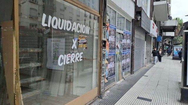 Pocas ventas, ofertas y locales vacíos: radiografía de la emblemática avenida Santa Fe