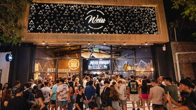 ¿Cuánto cuesta la franquicia de Weiss Burger y cómo planea expandirse?