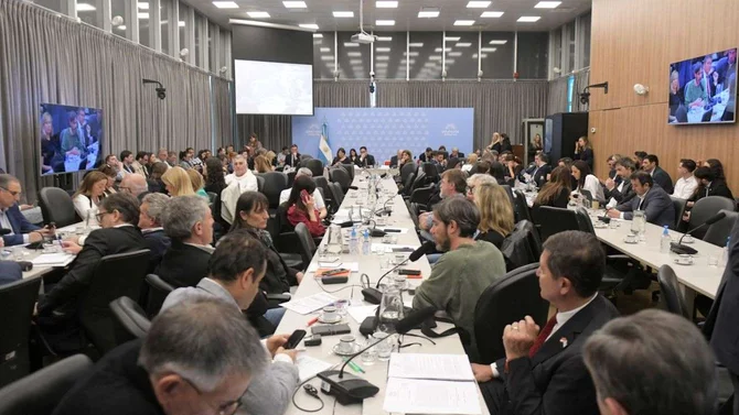Gobierno y aliados acordaron restituir la Ley de Tierras para blindar mega DNU