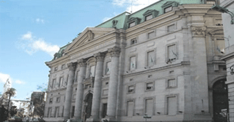 Cómo buscan regular tasas de interés y que los bancos sean un servicio público