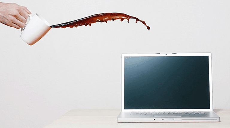 ¿Qué se debe hacer si derrama el café sobre la computadora portátil?