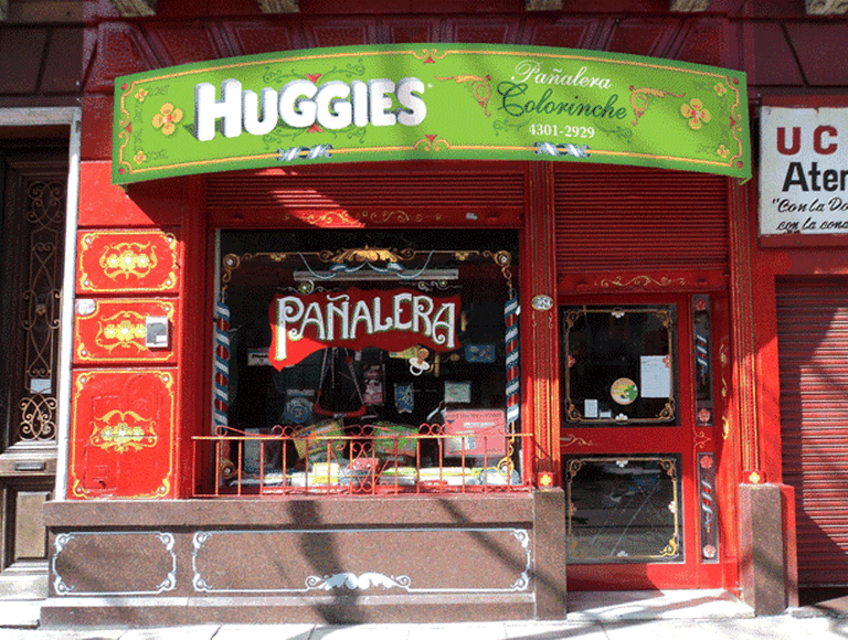 Huggies instala una pañalera con aire de tango en La Boca