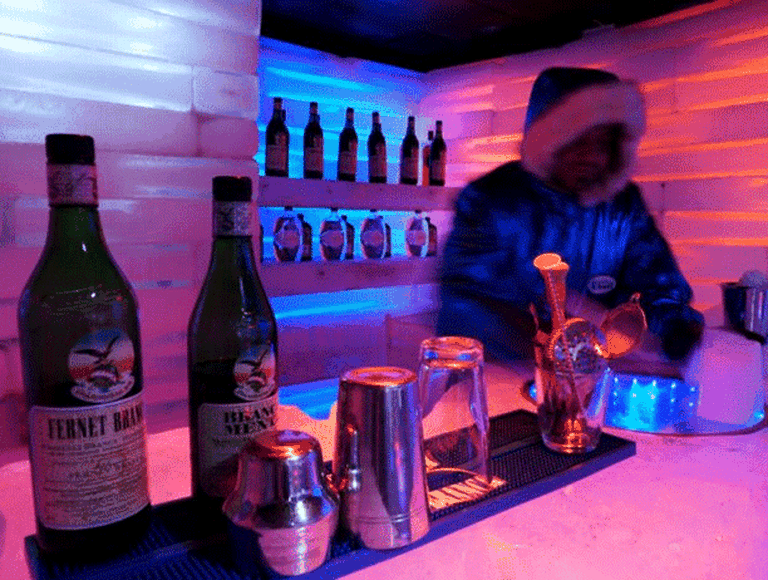 Abrieron el primer bar de hielo en un glaciar patagónico