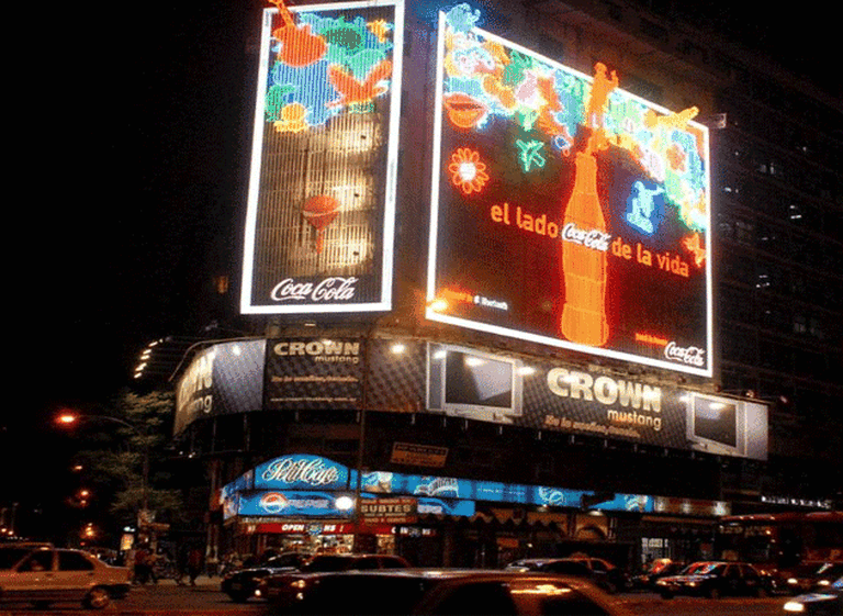 Tras la polémica, el enorme cartel luminoso de Coca-Cola vuelve a brillar en la 9 de Julio