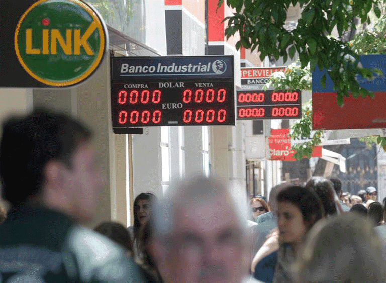 Cuál fue el precio del dólar en cada banco luego del levantamiento del cepo