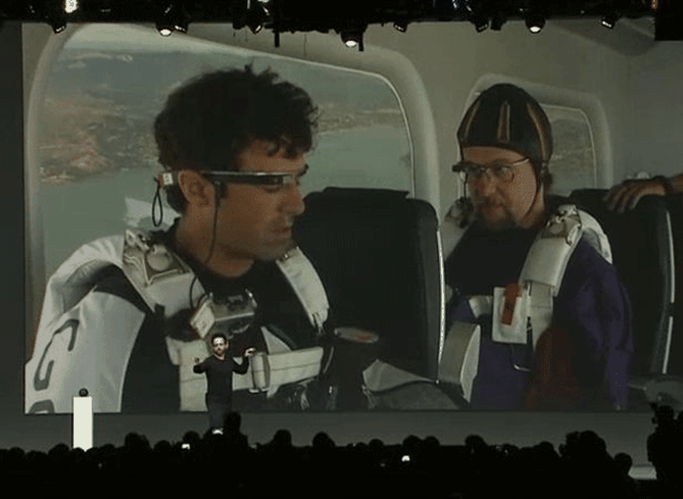 Google mostró por primera vez sus gafas experimentales con paracaidistas