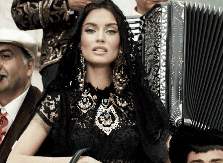 Mónica Belluci se transforma en una diosa barroca para Dolce & Gabbana