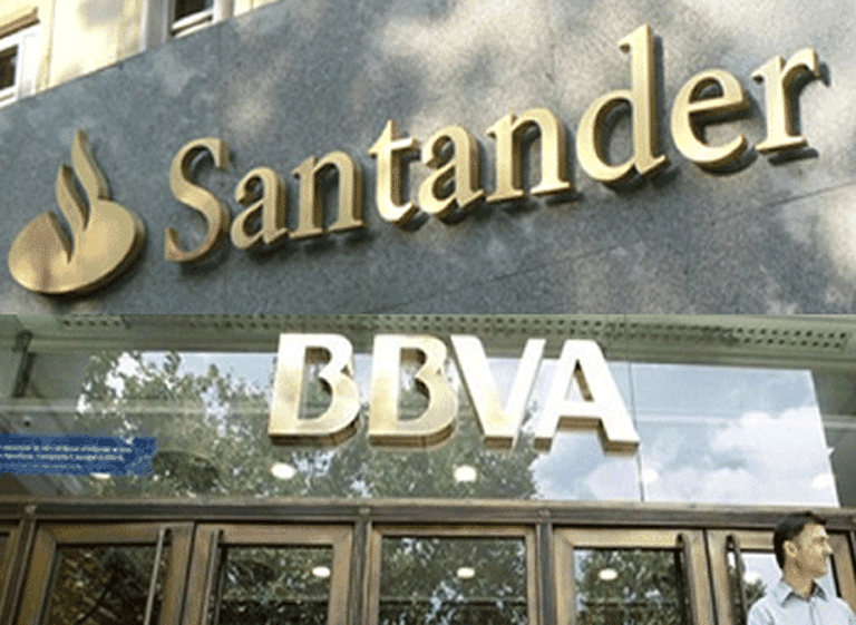 La calificadora DBRS rebajó la nota de Santander y BBVA y complica su acceso al crédito