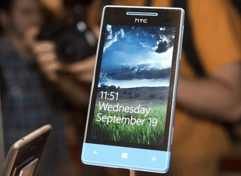 HTC presenta dos teléfonos móviles con el nuevo sistema Windows Phone 8