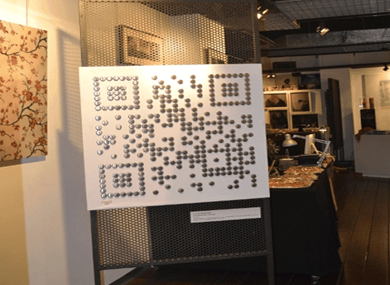 Curiosa obra de arte: exponen en museos un código QR hecho con chapitas