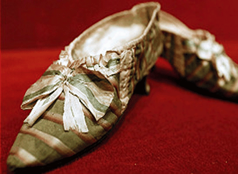 En el aniversario de la guillotina, subastaron las zapatillas de Marí­a Antonieta a u$s65.000