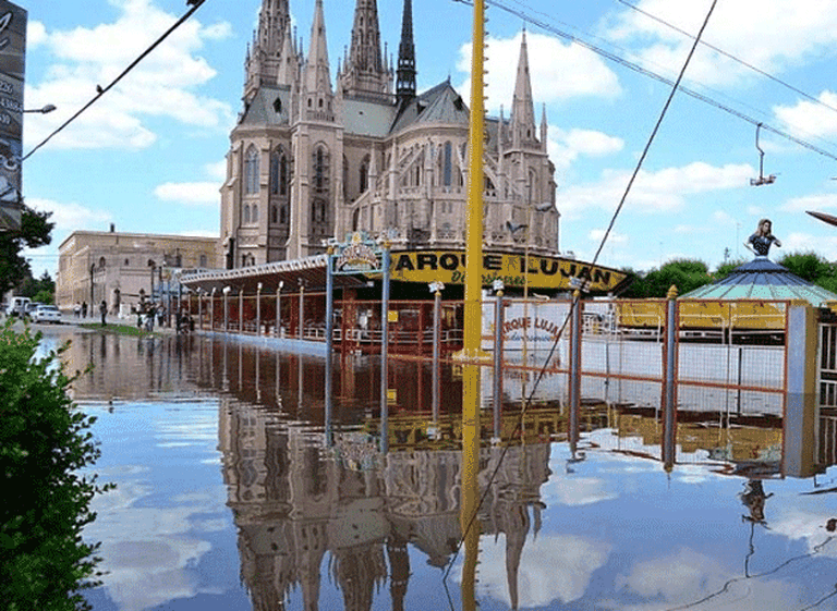 Inédita imagen de la Basí­lica de Luján: el desborde del rí­o llegó hasta la puerta