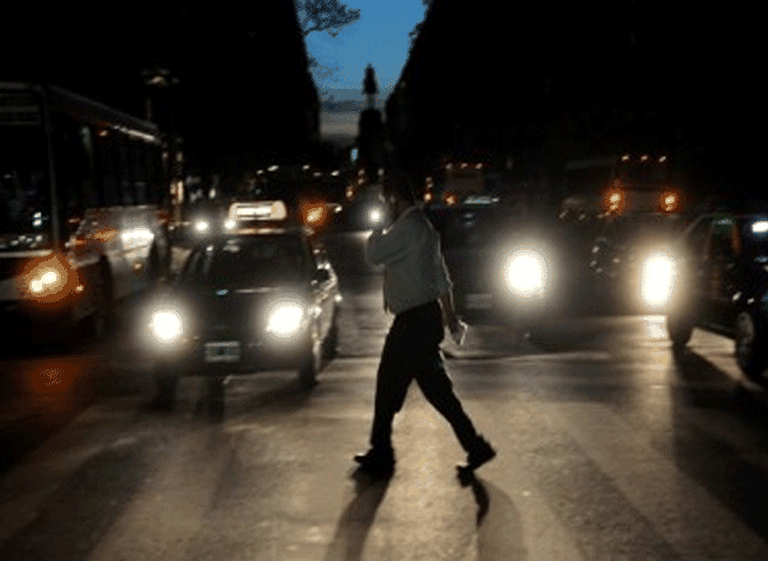 Por el calor y la situación del sector, volvieron los cortes de luz en Capital y las provincias