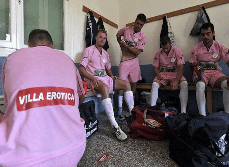 Insólito: en Grecia un equipo de fútbol sobrevive gracias al auspicio de un prostí­bulo