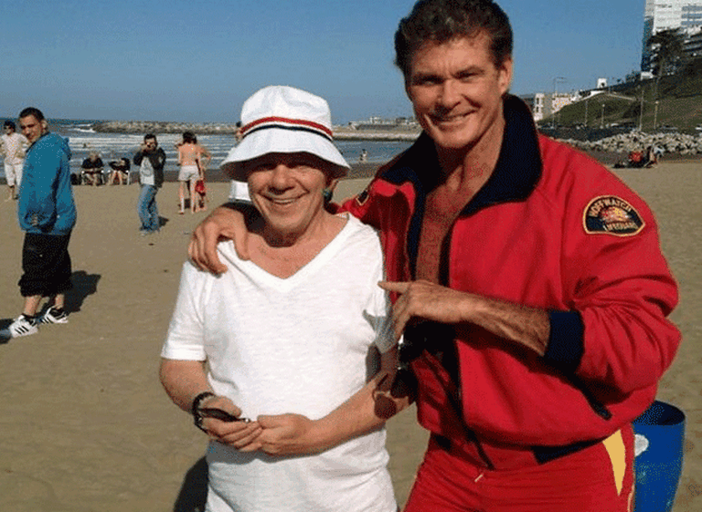 Dos guardavidas se saludan: "Mich Buckanon" y Emilio Disi promocionarán la Costa Argentina