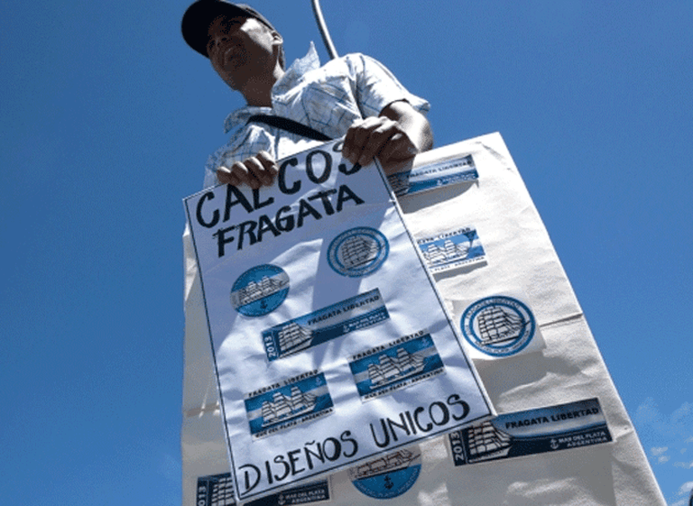 La Fragata Libertad ya tiene su merchandising: productos que proclaman "Yo te vi llegar"