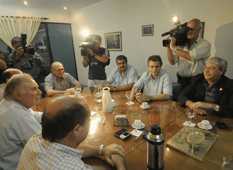 En una asamblea de la Mesa Enlace pidieron "destituir y hacer desaparecer al Gobierno"