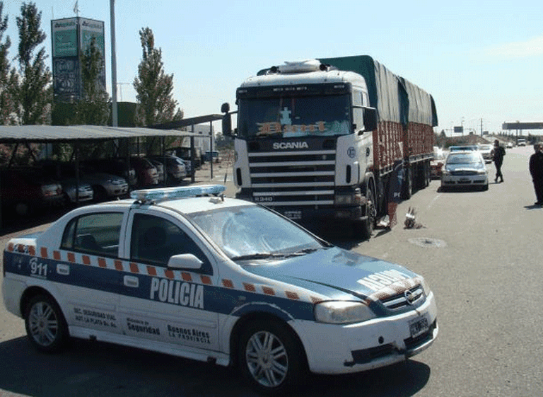 Dos policí­as protestaron en el Ministerio de Seguridad bonaerense por indemnizaciones