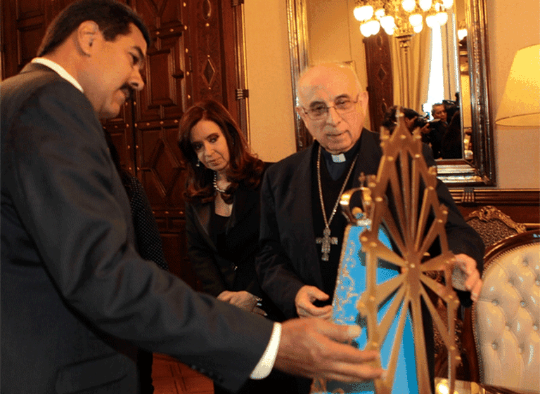 Cristina le regaló una imagen de la Virgen de Luján a Maduro: "Tiene el color de piel de Chávez"